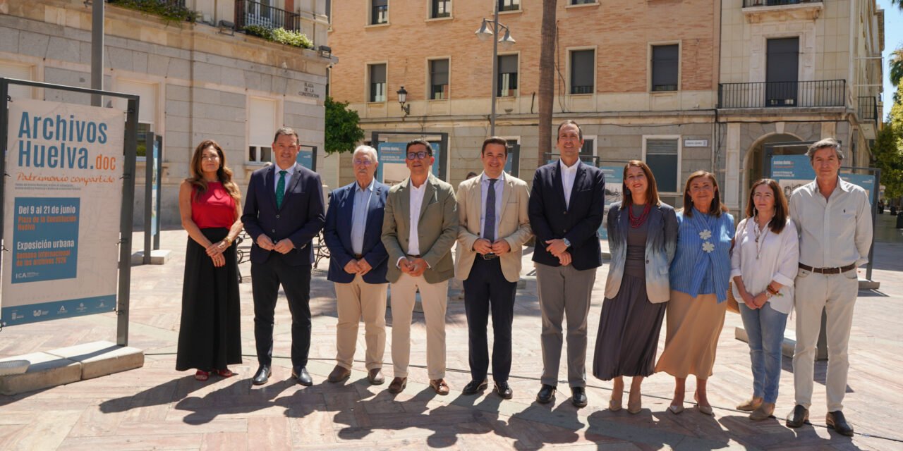 Una exposición acerca a la ciudadanía la memoria documental de Huelva