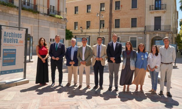 Una exposición acerca a la ciudadanía la memoria documental de Huelva