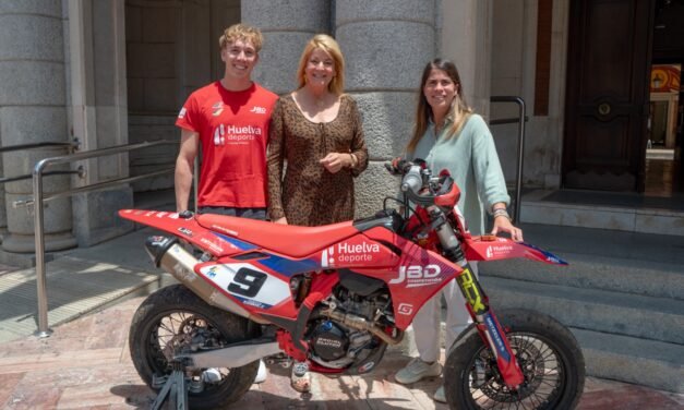 El Ayuntamiento renueva su apoyo al piloto Paquito Gómez