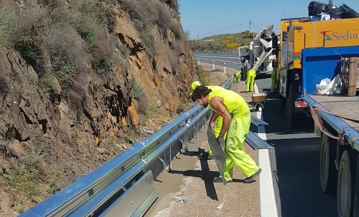 La Junta destina cerca de un millón de euros a renovar la señalización y las barreras de seguridad de las carreteras de Huelva