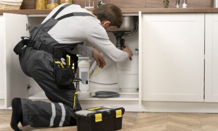 Fontaneros Huelva explica cómo prevenir fugas y humedades en casa