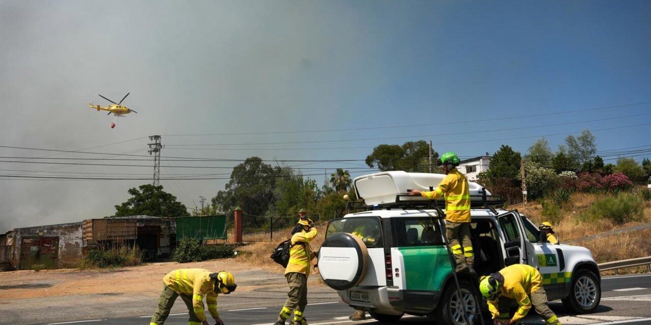 Más de 400 efectivos trabajan en el incendio de Castillejos