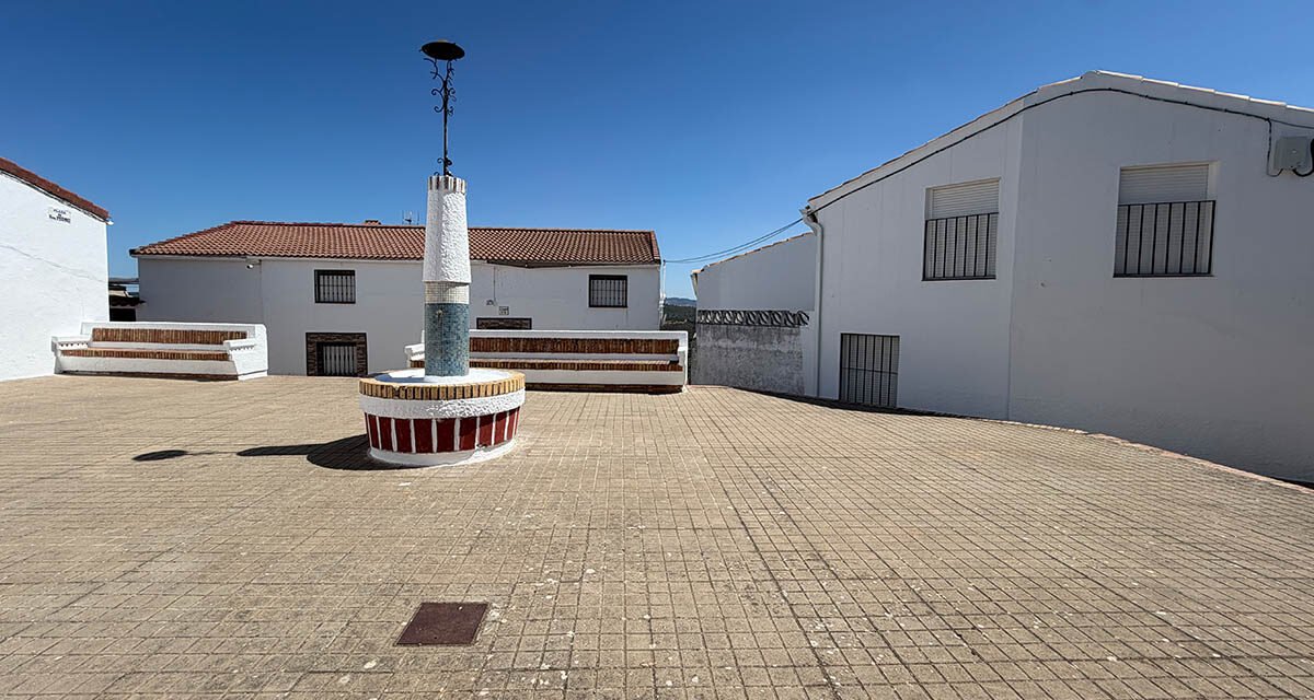 Marigenta se pone a punto para sus días grandes: los vecinos blanquean la ermita a las puertas de San Pedro y la Santa Cruz