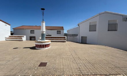Marigenta se pone a punto para sus días grandes: los vecinos blanquean la ermita a las puertas de San Pedro y la Santa Cruz