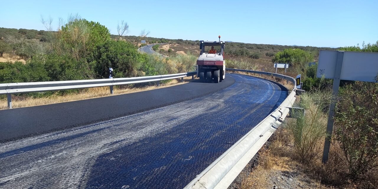 La Junta renueva el firme de la A-490 entre San Bartolomé y Castillejos