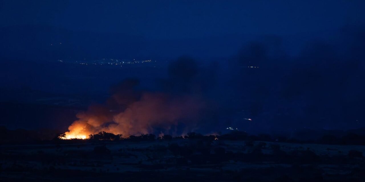 Los desalojados regresan a sus casas tras estabilizarse el incendio de El Cerro