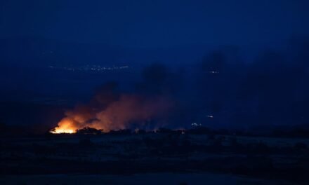 Los desalojados regresan a sus casas tras estabilizarse el incendio de El Cerro