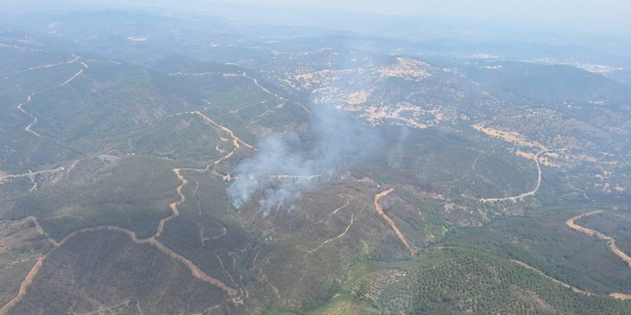 El incendio de Almonaster obliga al desalojo de Acebuches, El Arroyo y Las Veredas