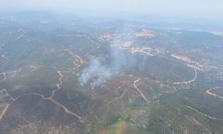 El incendio de Almonaster obliga al desalojo de Acebuches, El Arroyo y Las Veredas