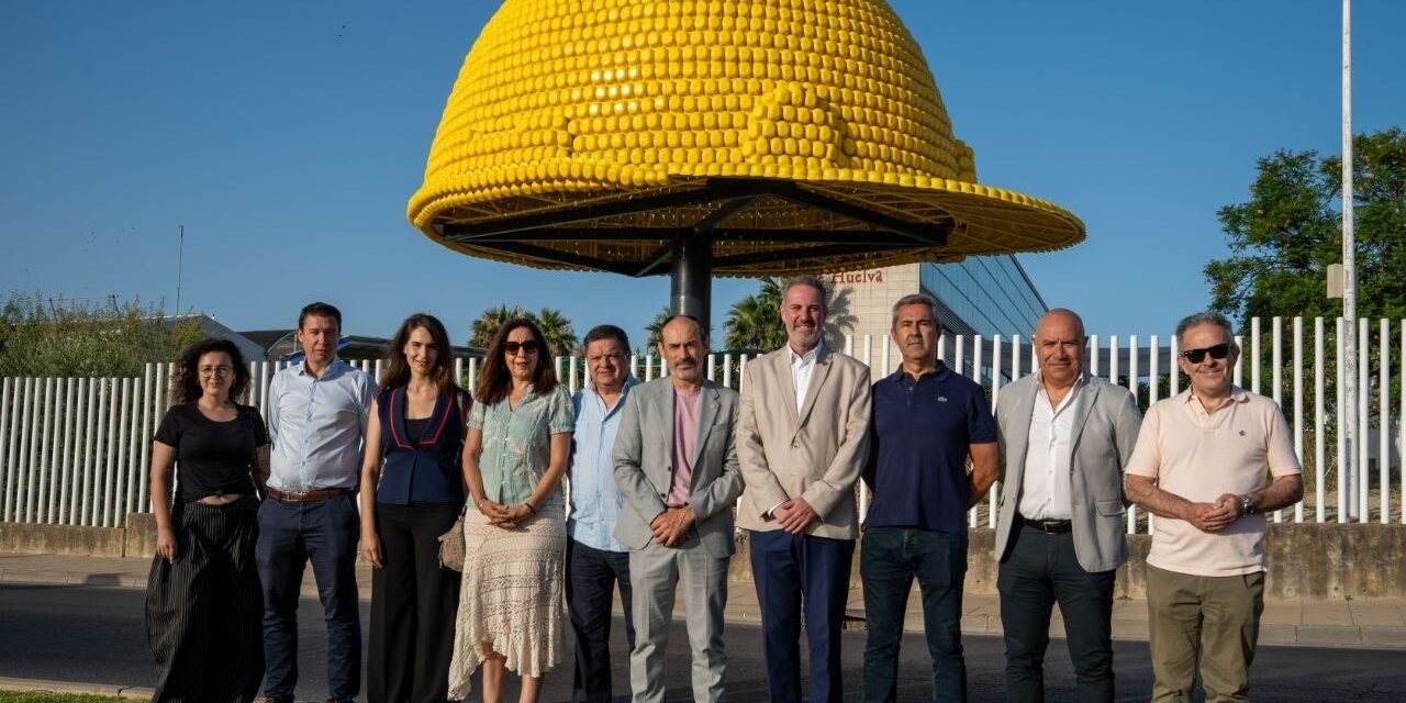La UHU recupera el casco de seguridad más grande del mundo