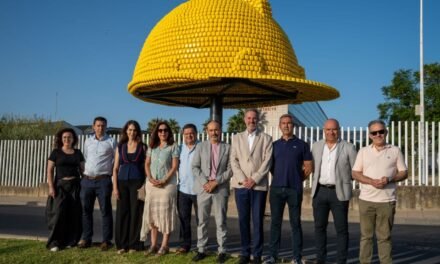 La UHU recupera el casco de seguridad más grande del mundo