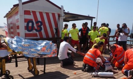 Simulacro de rescate acuático en Mazagón
