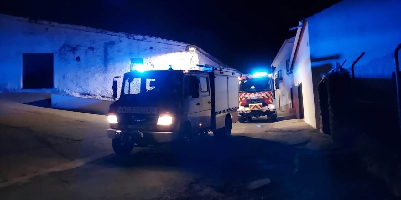 Una “lucha titánica” de dos días salva del fuego las casas de Berrocal