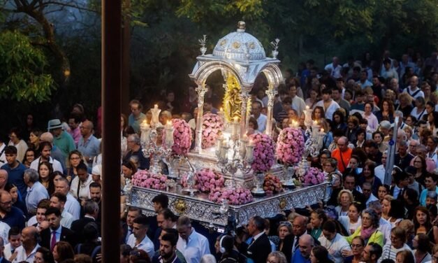 Miles de onubenses acompañan a Virgen de la Cinta en su tradicional bajada a La Merced