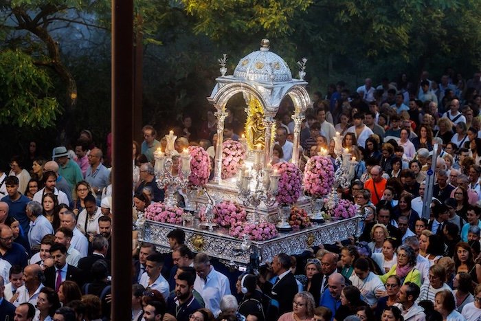 Miles de onubenses acompañan a Virgen de la Cinta en su tradicional bajada a La Merced