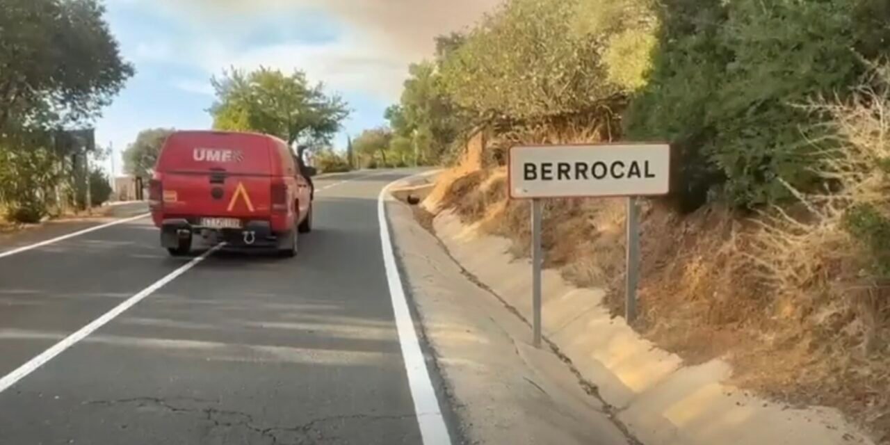 Los bomberos se atrincheran en Berrocal y Marigenta para evitar que las llamas lleguen a las viviendas
