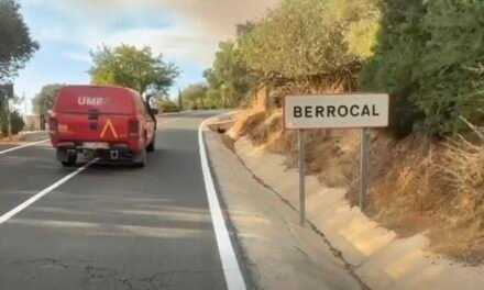 Los bomberos se atrincheran en Berrocal y Marigenta para evitar que las llamas lleguen a las viviendas