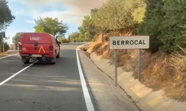 Los bomberos se atrincheran en Berrocal y Marigenta para evitar que las llamas lleguen a las viviendas