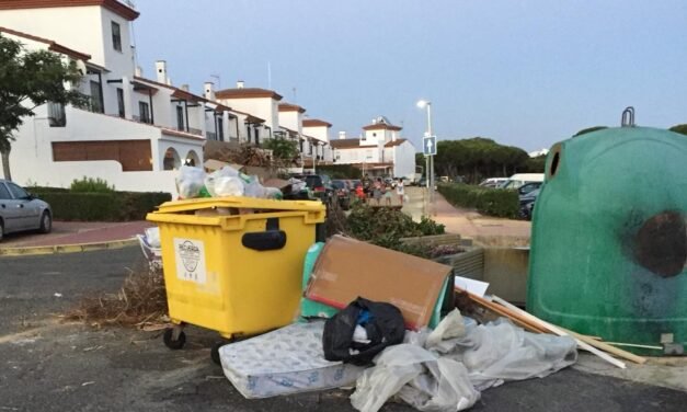 Moguer expedienta a la empresa encargada de la recogida de basura