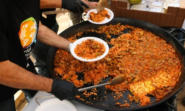 La ONG del chef José Andrés sirve comidas a los afectados y equipos de extinción del incendio de Niebla