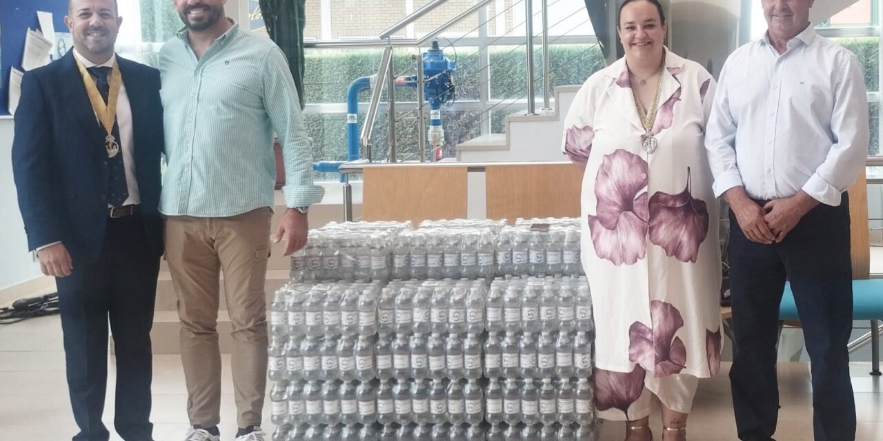 La CR Palos dona 1.000 botellas de agua para el traslado de la Virgen de los Milagros hasta Palos