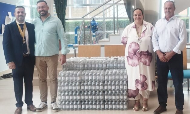 La CR Palos dona 1.000 botellas de agua para el traslado de la Virgen de los Milagros hasta Palos