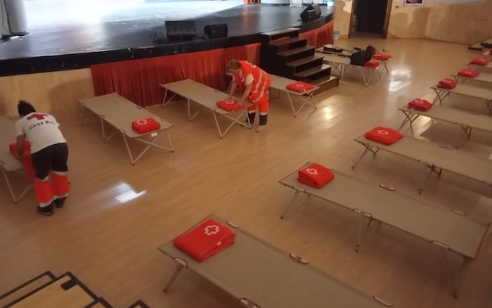 Un total de 24 desalojados pasan la noche en el albergue de emergencia de Zalamea
