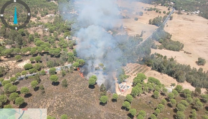 Un amplio dispositivo combate el fuego junto a la aldea de Navahermosa