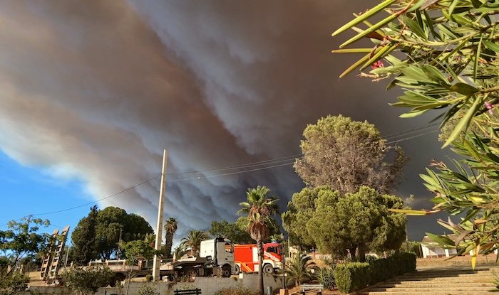 El incendio de Niebla sigue descontrolado y la UME y Extremadura se suman a la extinción