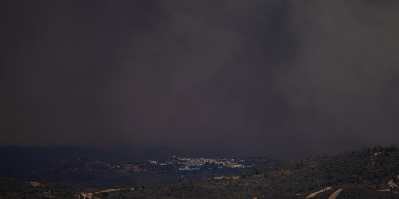 Un «cambio de patrón» en el viento abre «una oportunidad» de contener el incendio