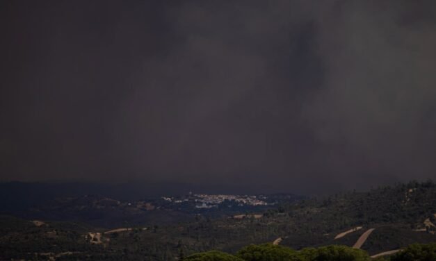 Un «cambio de patrón» en el viento abre «una oportunidad» de contener el incendio