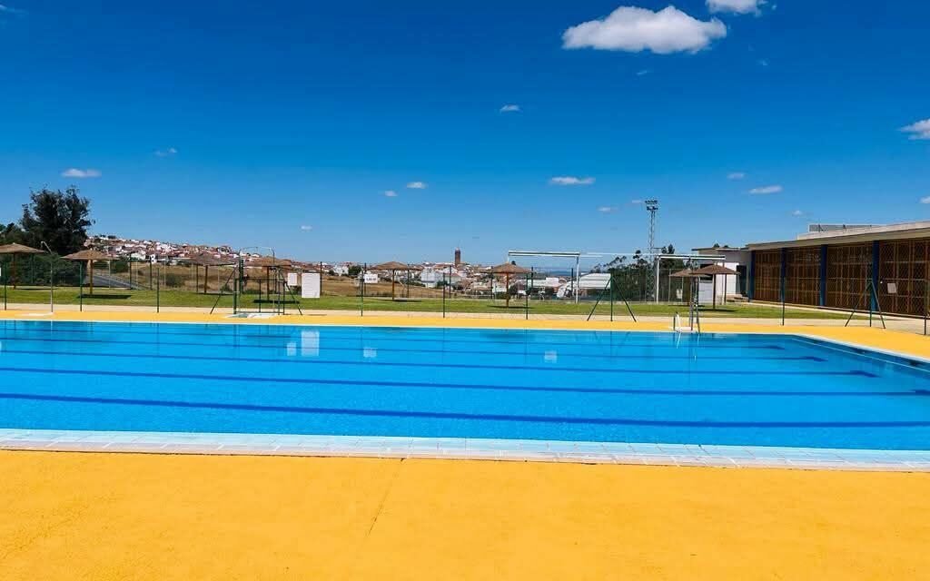 Las piscinas municipales de la Cuenca Minera echan el cierre mientras se disfrutan los últimos chapuzones