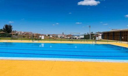 Las piscinas municipales de la Cuenca Minera echan el cierre mientras se disfrutan los últimos chapuzones