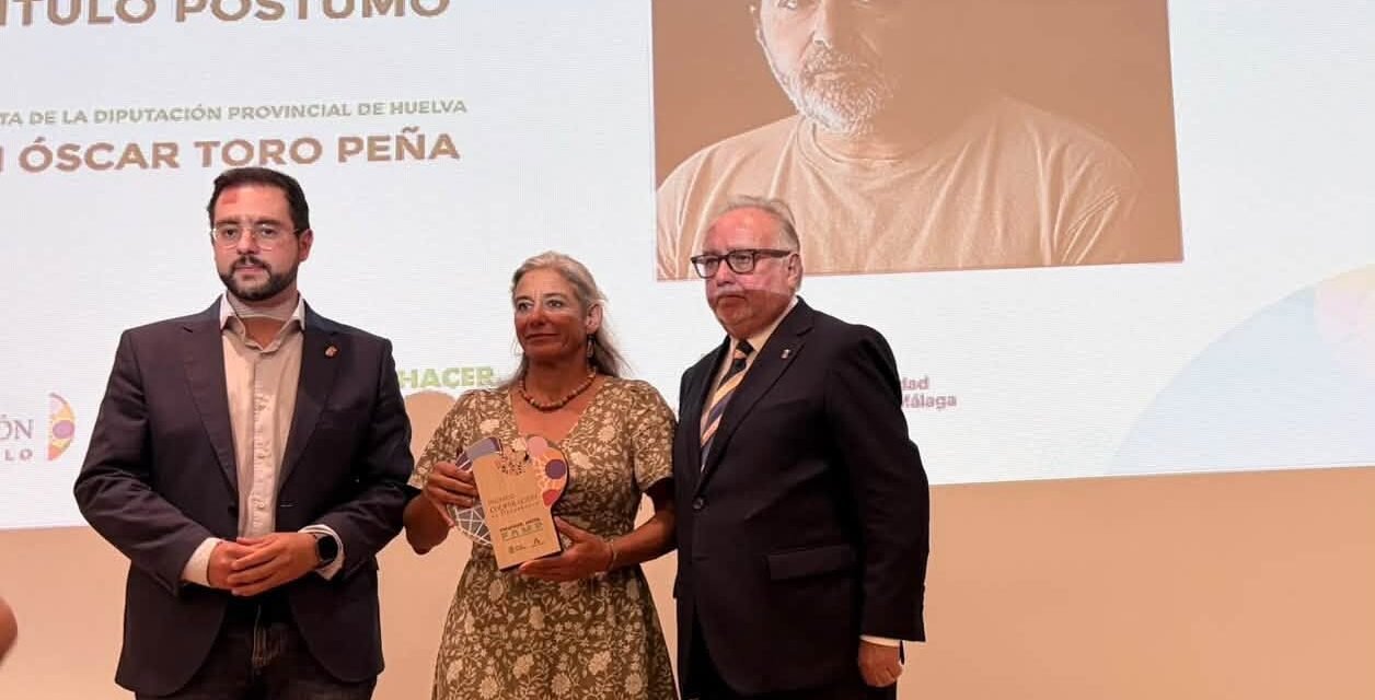 La FAMP reconoce la trayectoria del periodista Óscar Toro con motivo del Día del Cooperante