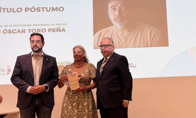 La FAMP reconoce la trayectoria del periodista Óscar Toro con motivo del Día del Cooperante