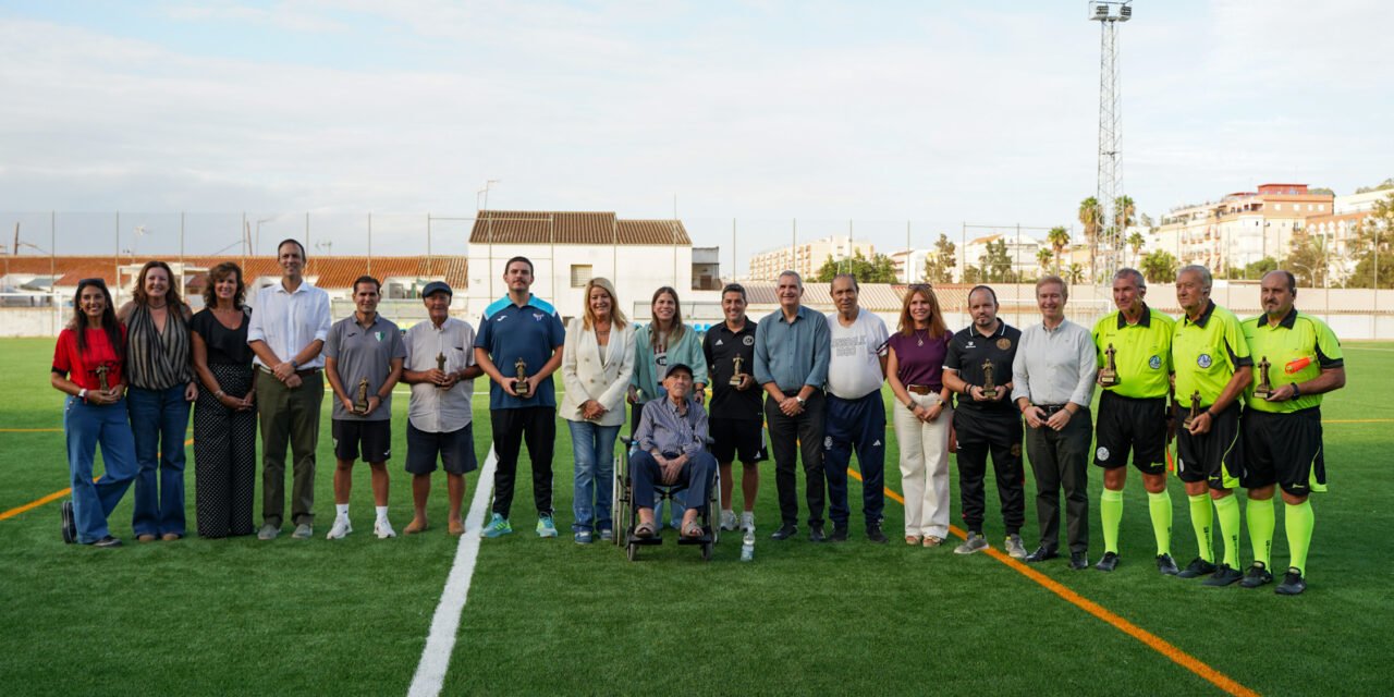 El campo de fútbol ‘Manuel Luna’ estrena césped artificial