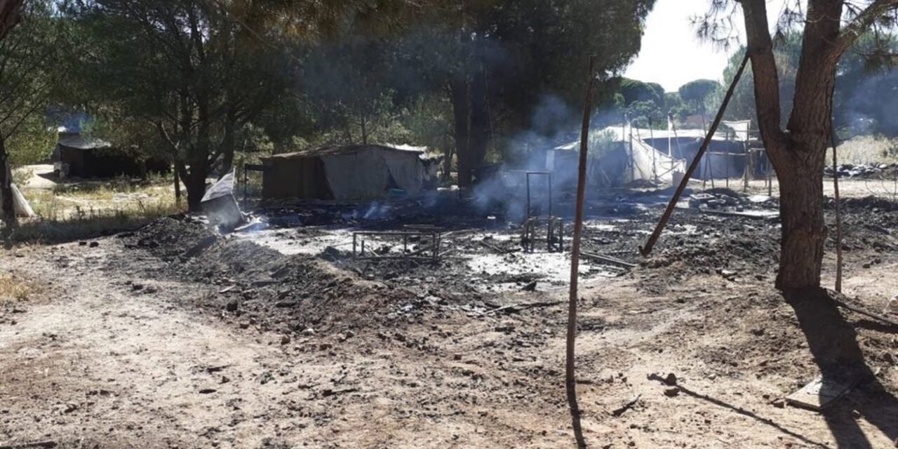 Un incendio calcina varias chabolas en un asentamiento de Lucena del Puerto