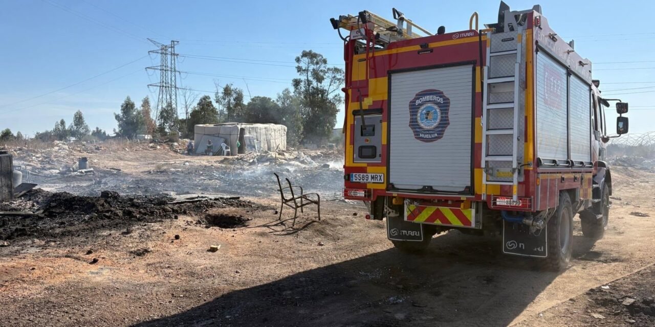 Fallece una persona por el incendio de un asentamiento chabolista en Palos