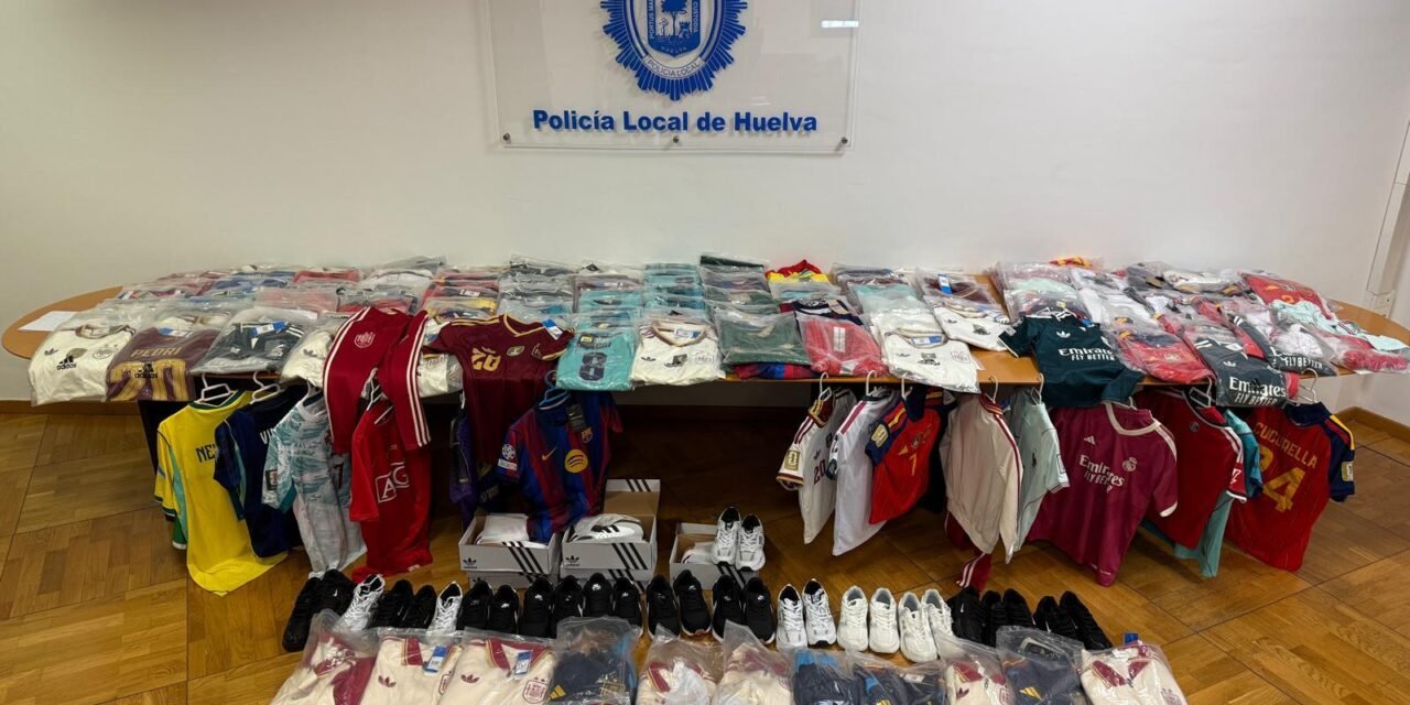 La Policía Local de Huelva interviene cerca de un millar de prendas deportivas