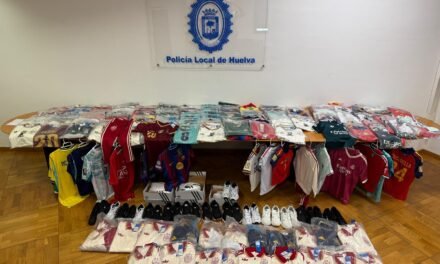 La Policía Local de Huelva interviene cerca de un millar de prendas deportivas
