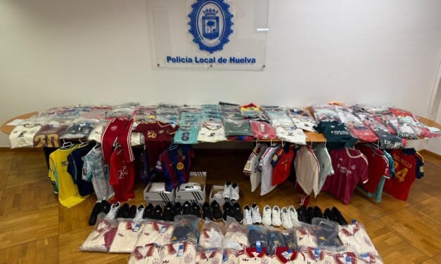 La Policía Local de Huelva interviene cerca de un millar de prendas deportivas