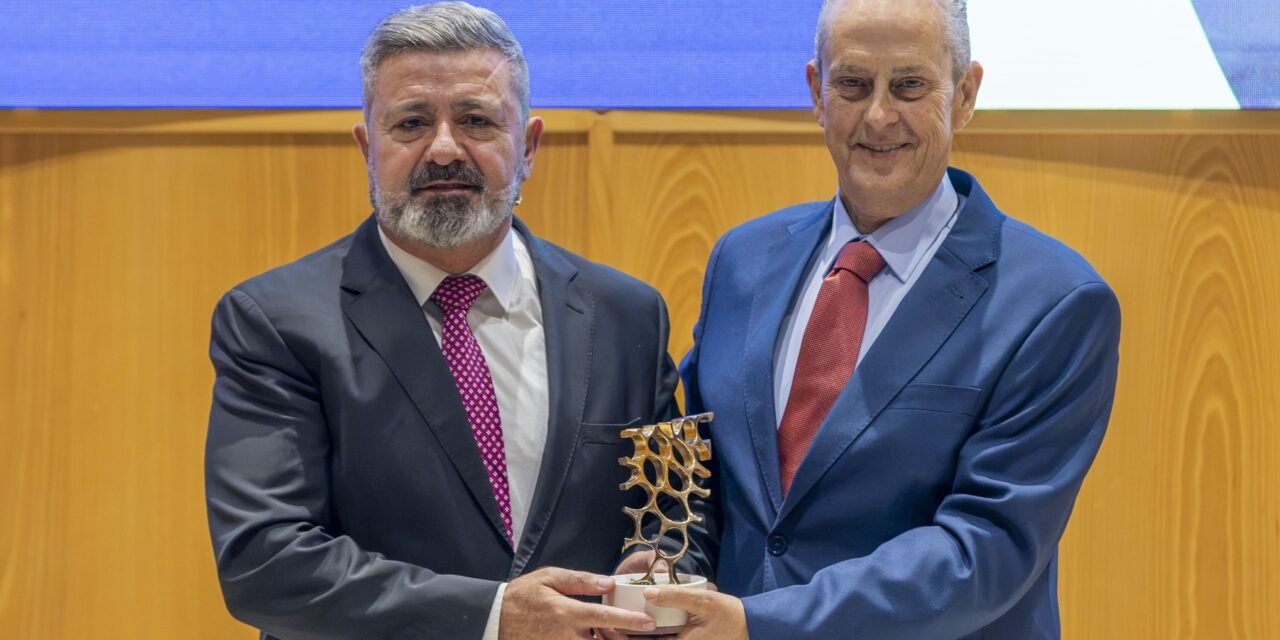 Aiqbe reconoce la trayectoria investigadora de José Manuel Andújar