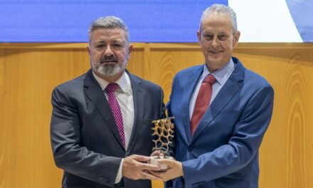 Aiqbe reconoce la trayectoria investigadora de José Manuel Andújar