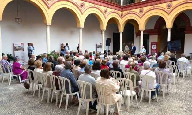 Los mayores de Moguer disfrutan con Arte de Vivir