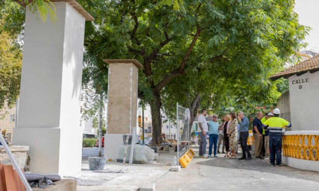 El Ayuntamiento recupera una de las antiguas puertas de carruajes del Barrio Obrero