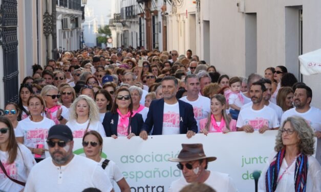 Moguer camina contra el cáncer de mamá en el décimo aniversario de su Marcha Rosa