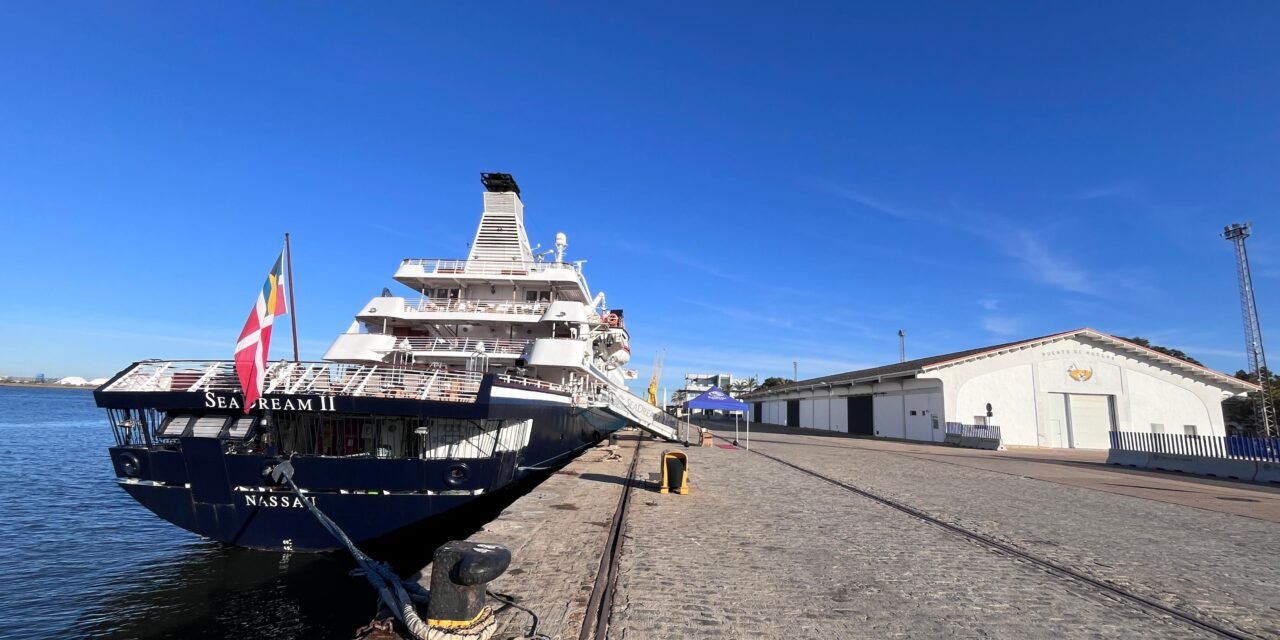 El Puerto de Huelva recibe el buque de cruceros de lujo Seadream II