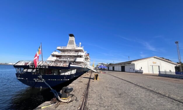 El Puerto de Huelva recibe el buque de cruceros de lujo Seadream II