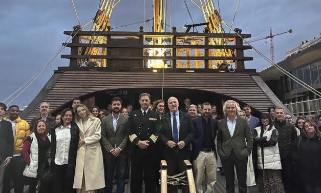 Hueva muestra su oferta turística en Vigo a bordo de la Nao Santa María