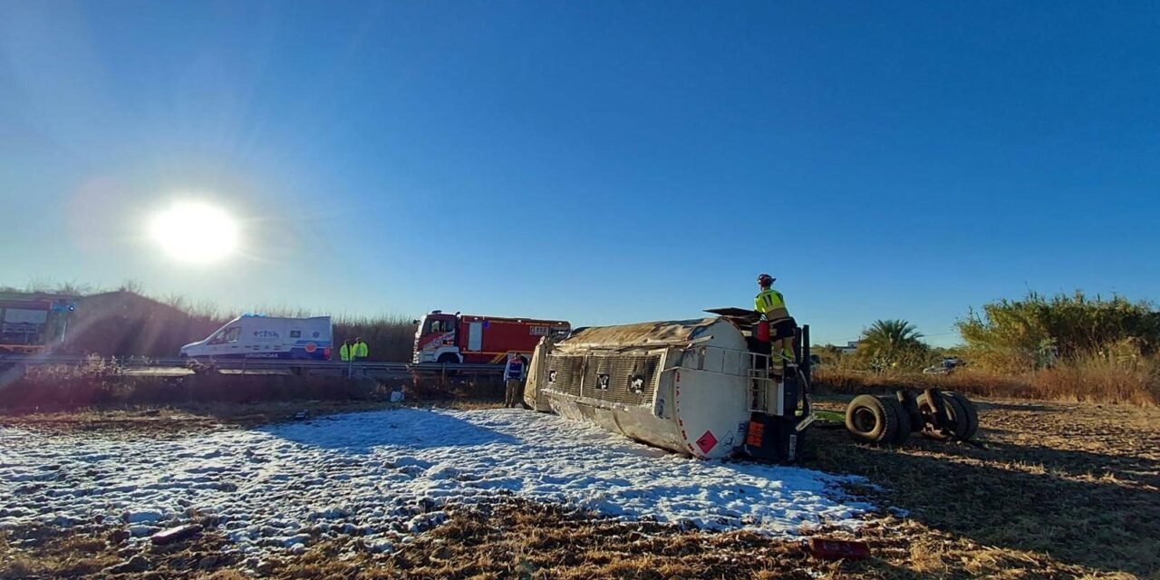 Fallece el conductor de un camión volcado en Niebla